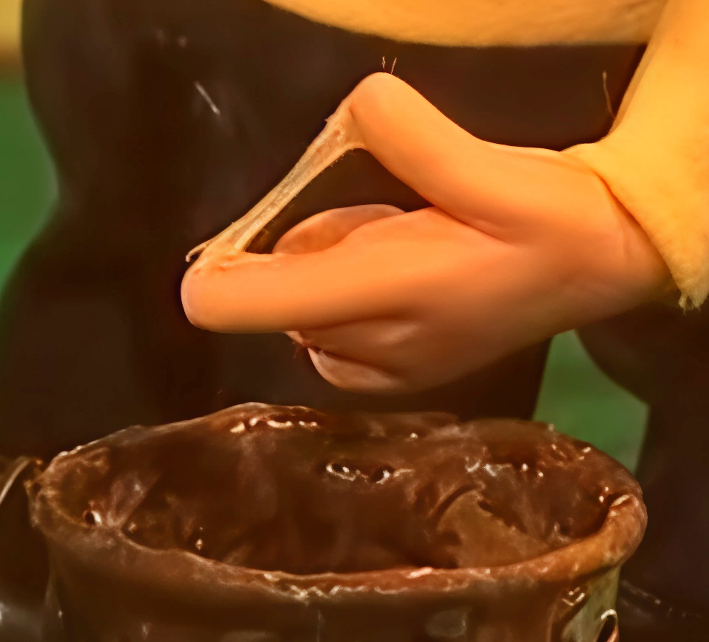 Két ujja között megvizsgálja, hogy ragad-e.