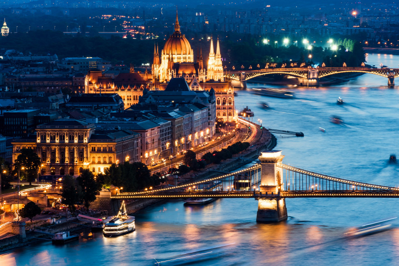 A képen Budapest látható esti fényekben.