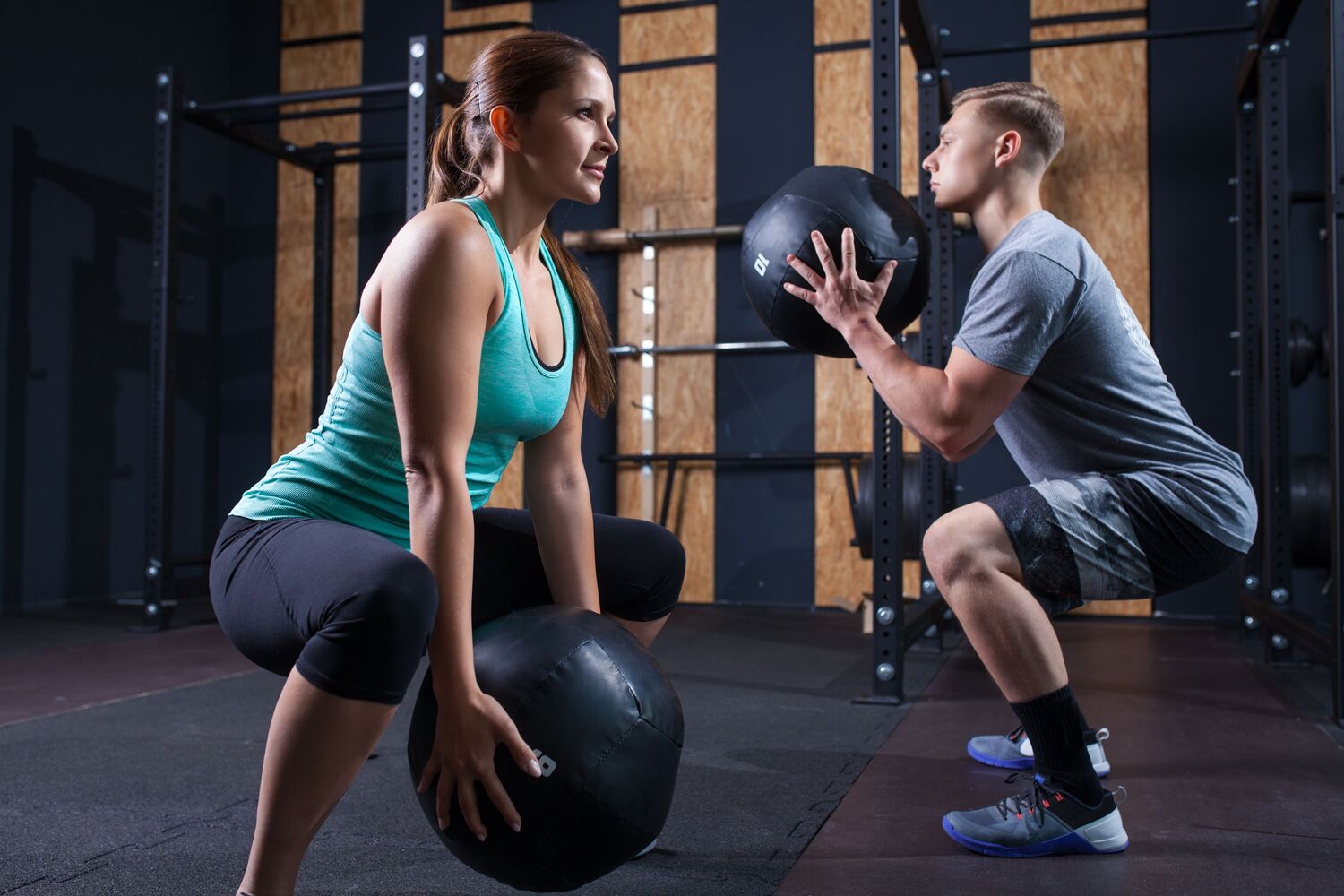 Fitnesszterem emberekkel és edzőfelszerelésekkel
