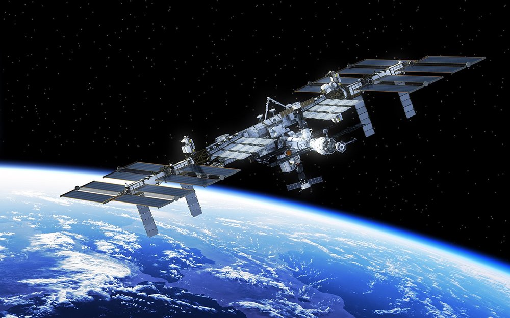 Egy kép a Nemzetközi Űrállomásról (ISS) ahogy a Föld körül kering.