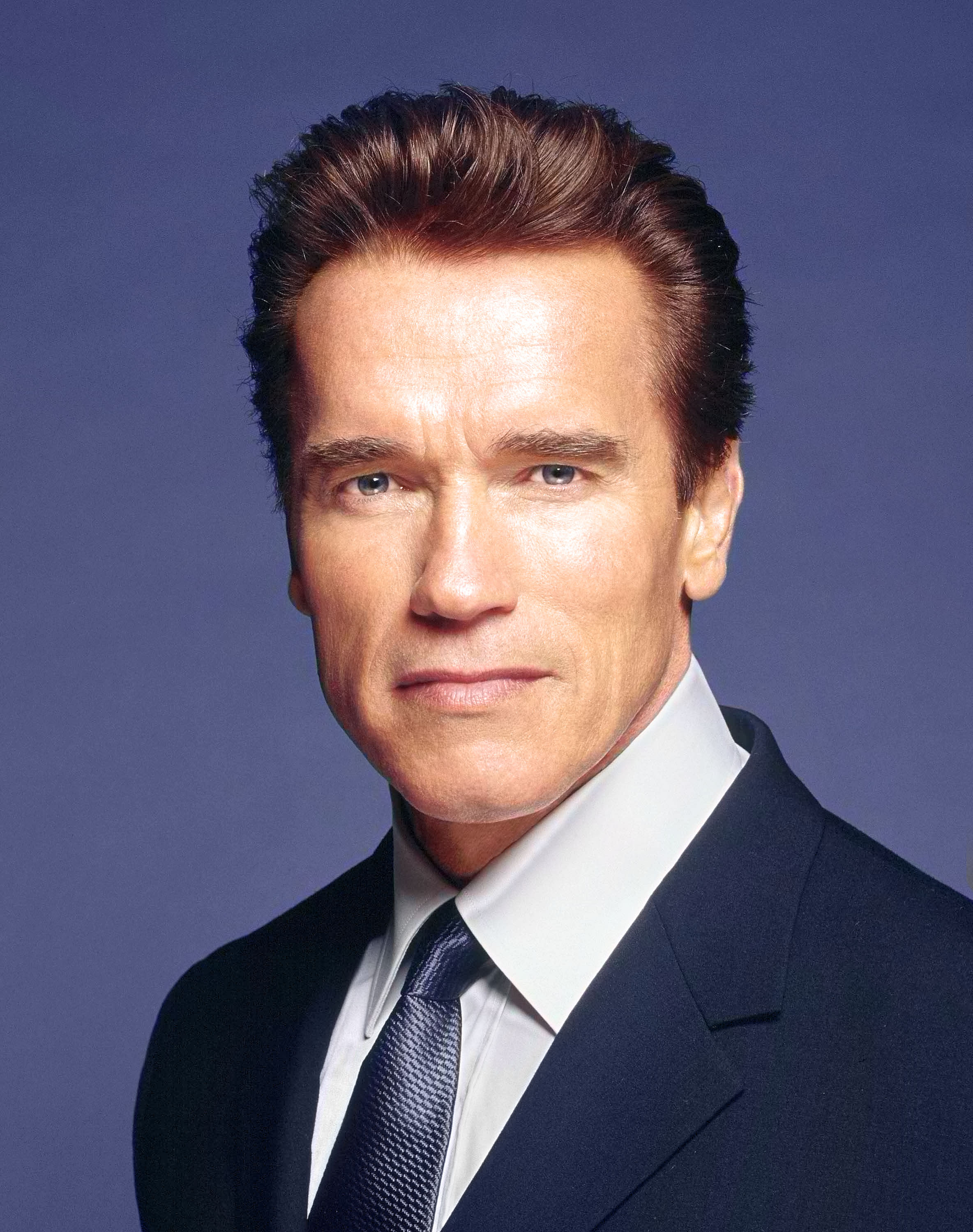 Arnold Swarchenegger elnöki portréja, elegánsan és öltönyben.