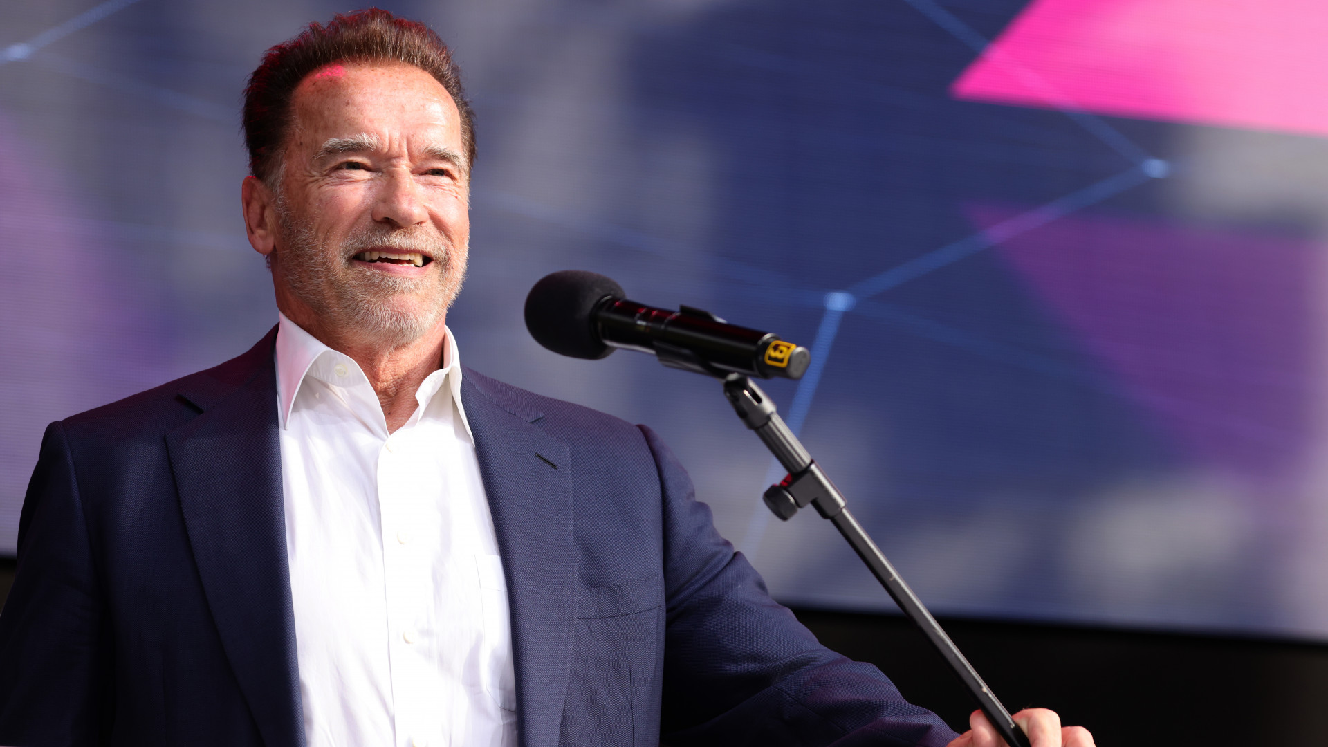 Arnold Swarchenegger beszédet mond