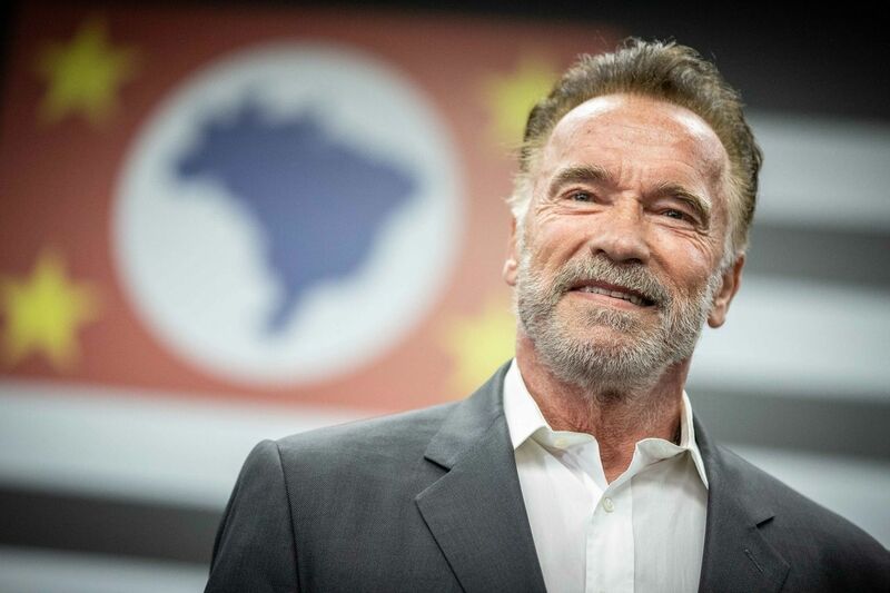 Arnold Swarchenegger mögötte kalifornia zászlajával