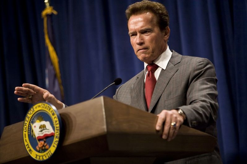 Arnold Swarchenegger beszédet mond mint kormányzó