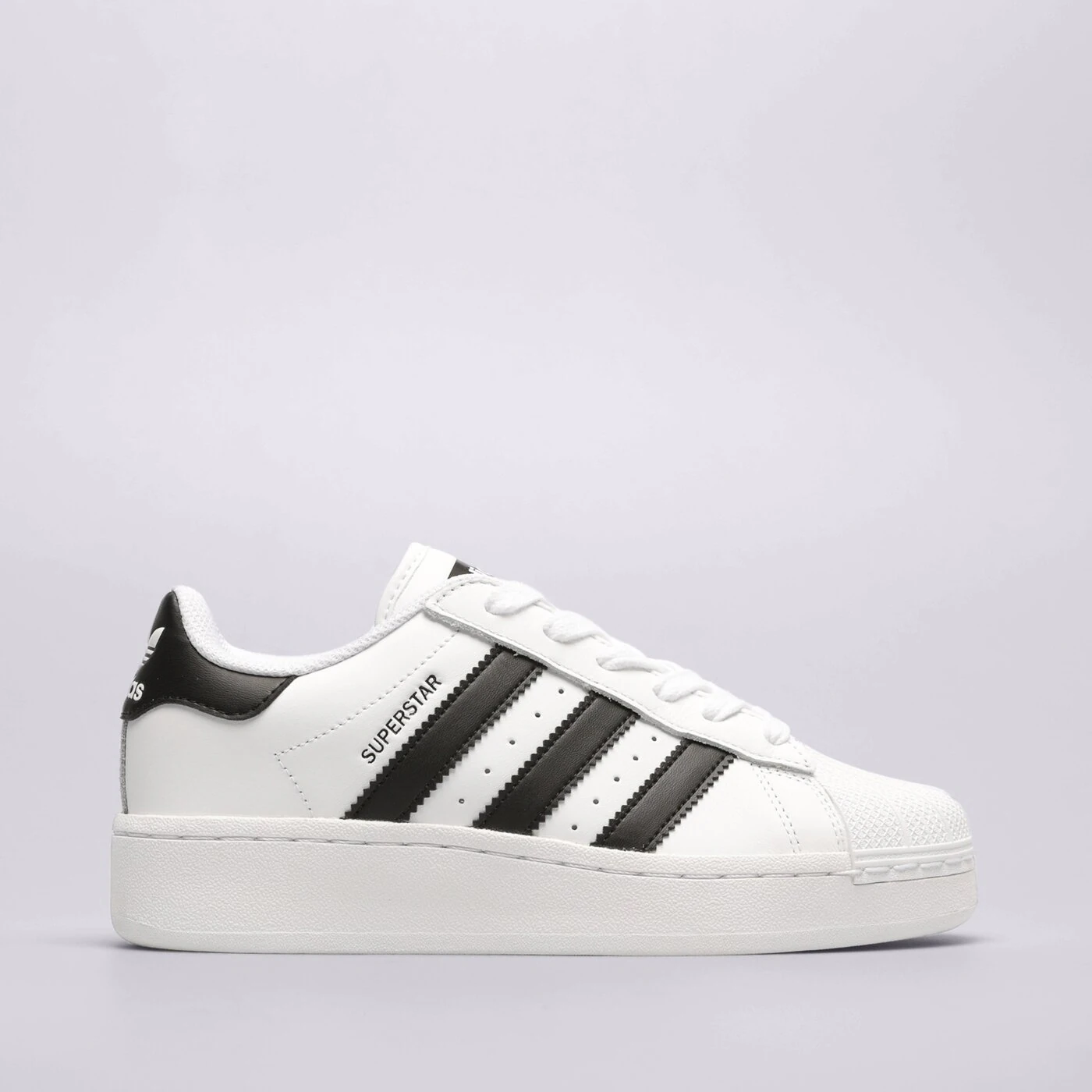 Adidas Superstar cipő látható a képen