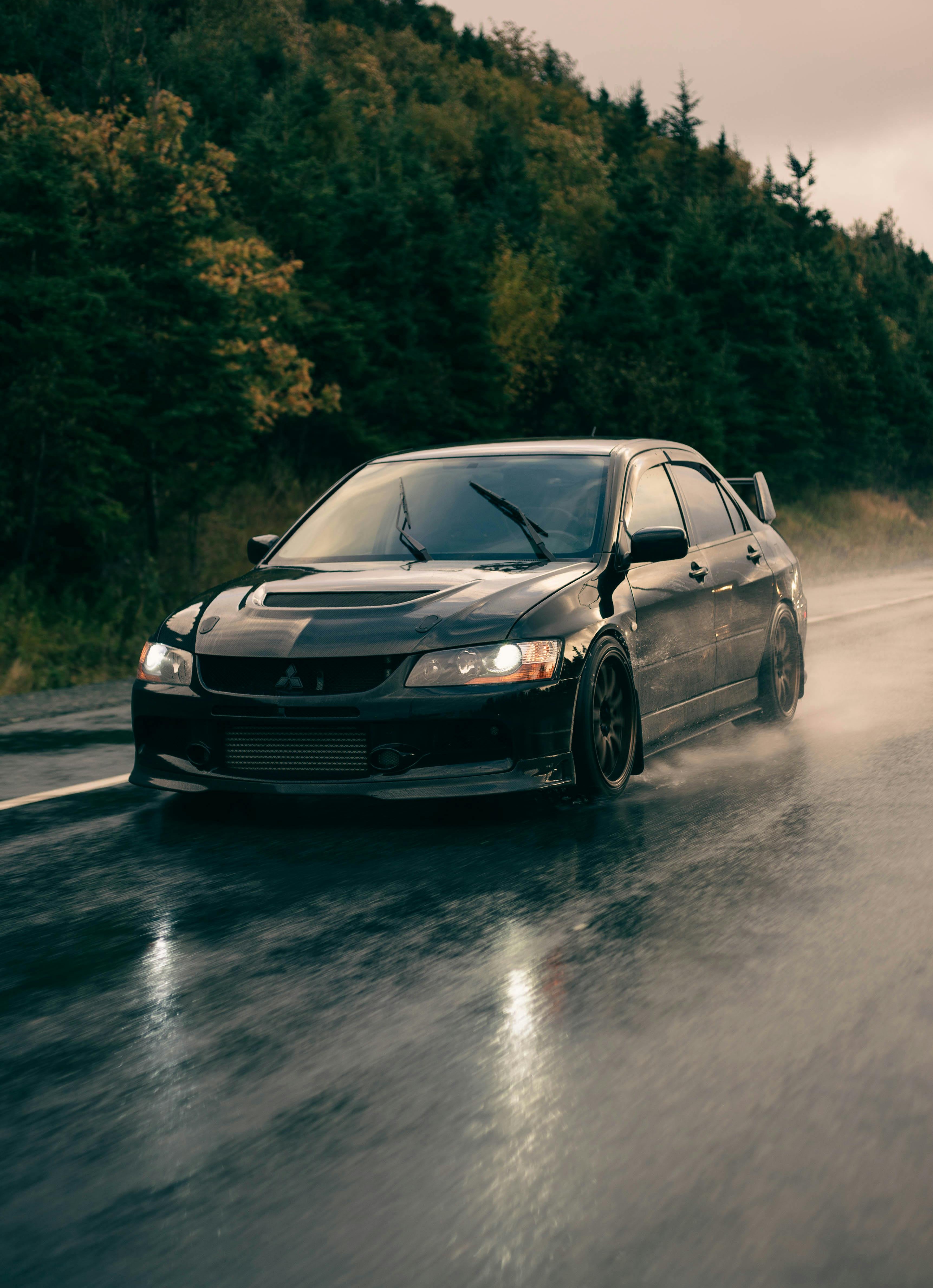 Feklete Mitsubishi Lancer Evolution hátulról