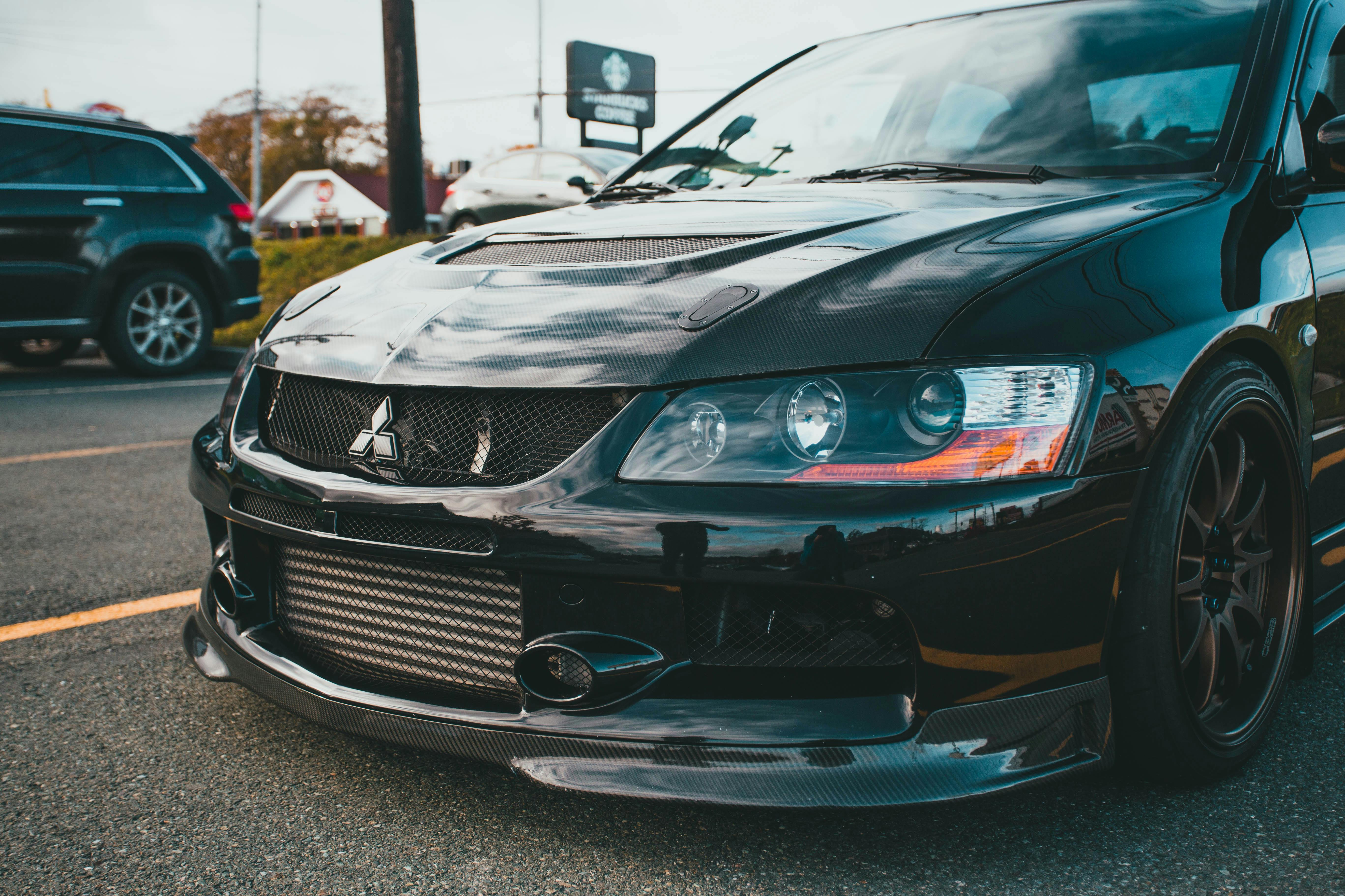 Feklete Mitsubishi Lancer Evolution elölről
