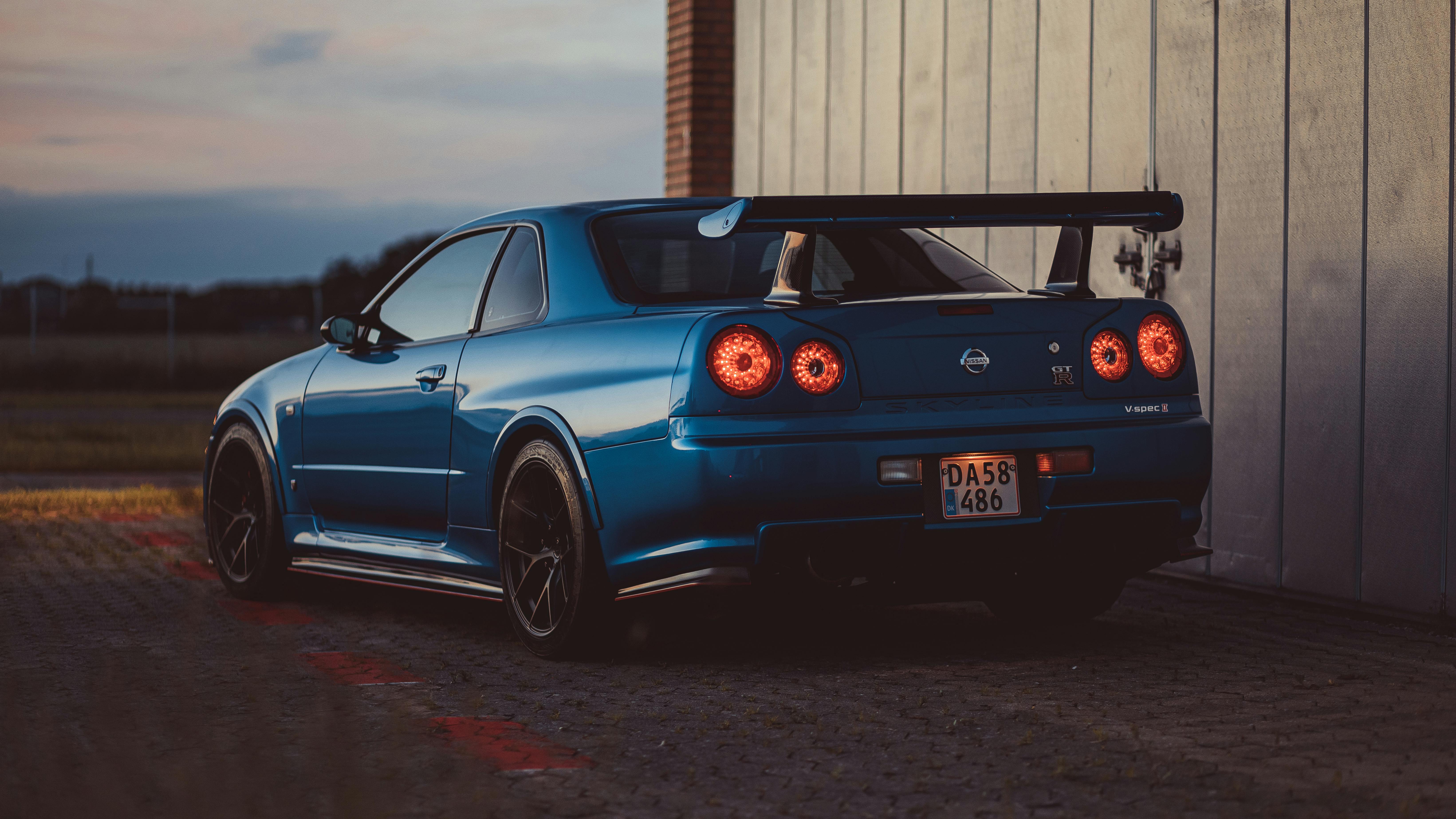 Kék Nissan Skyline R34 hátulról