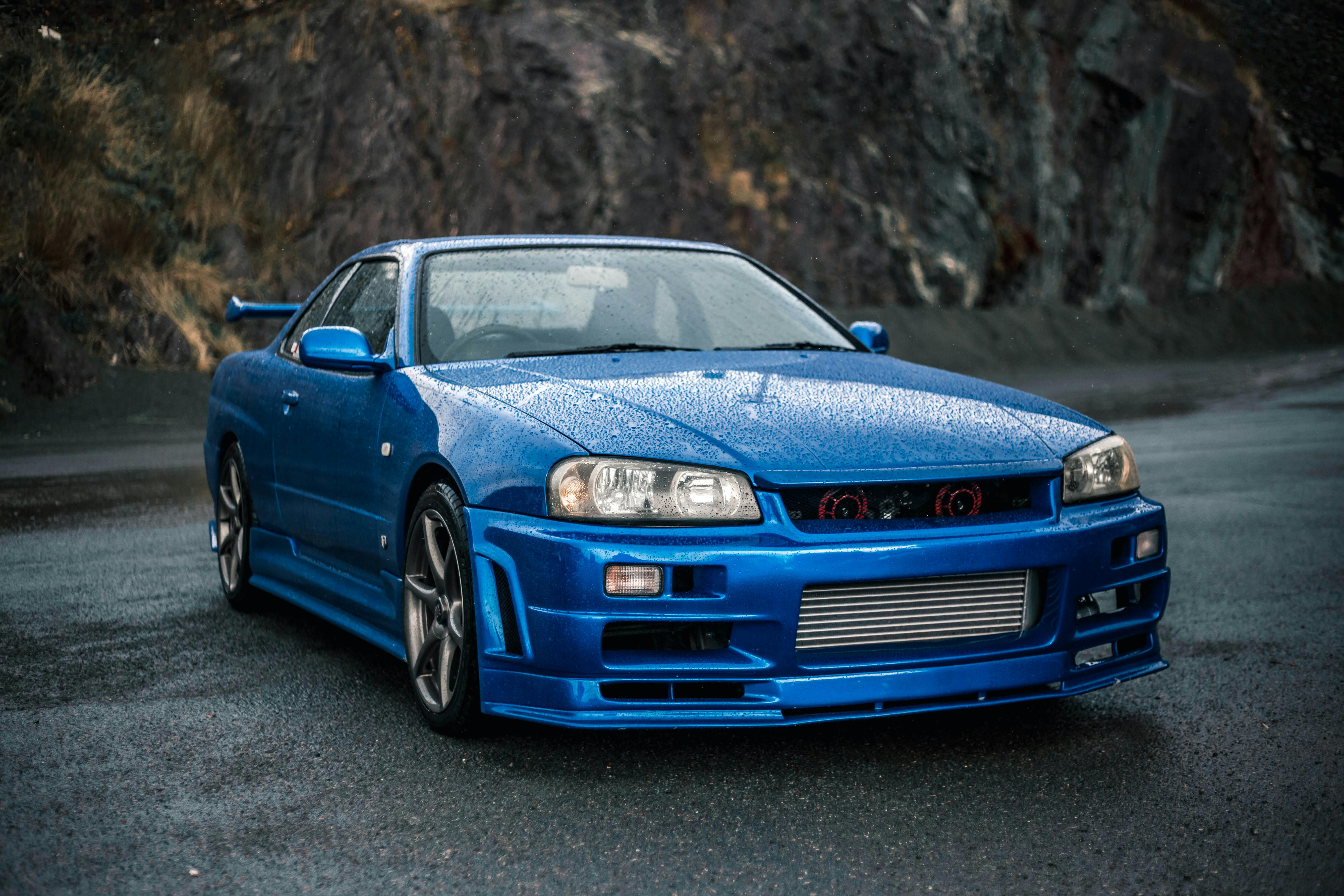 Kék Nissan Skyline R34 elölről