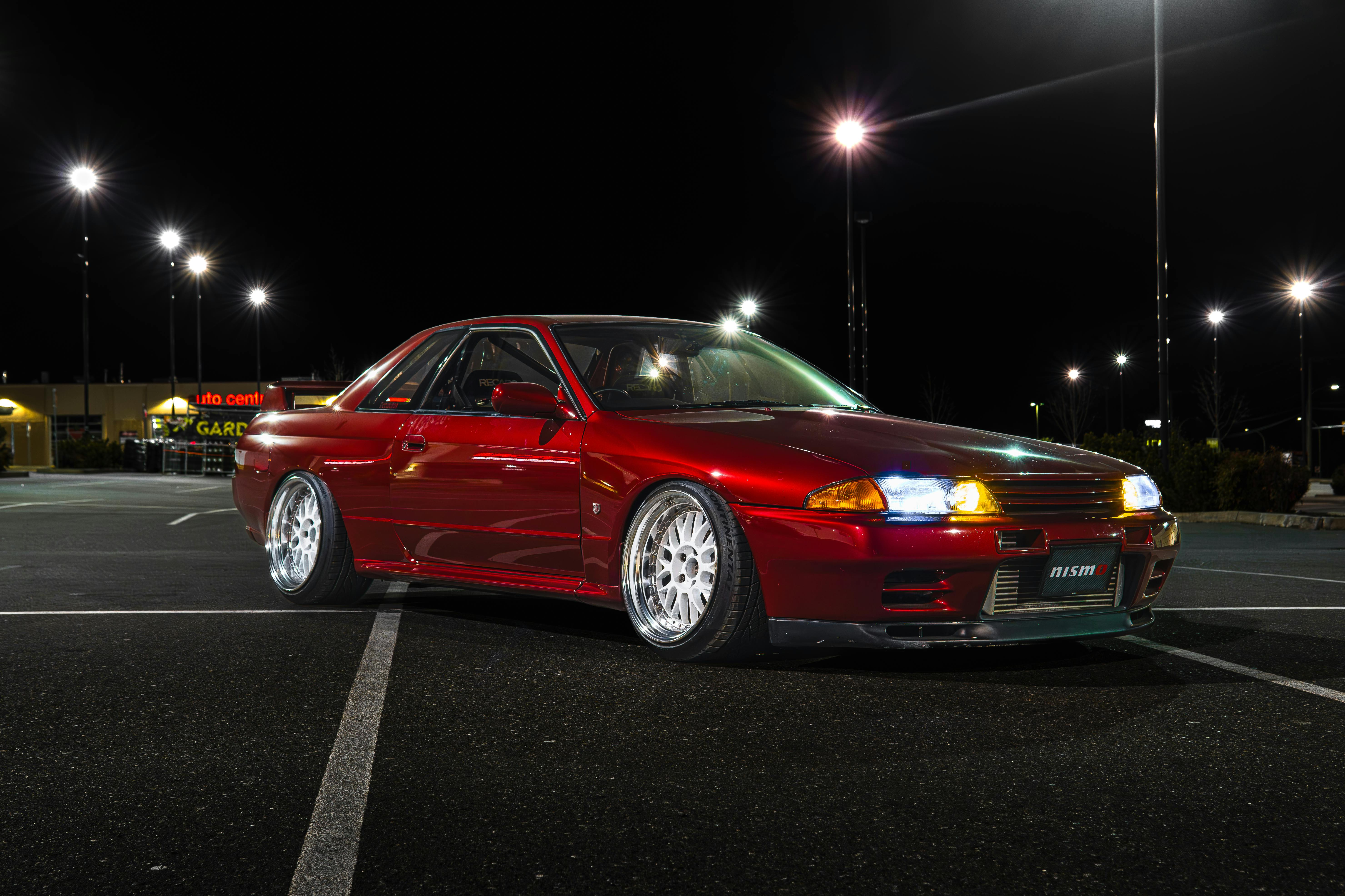 Piros Nissan Skyline R34