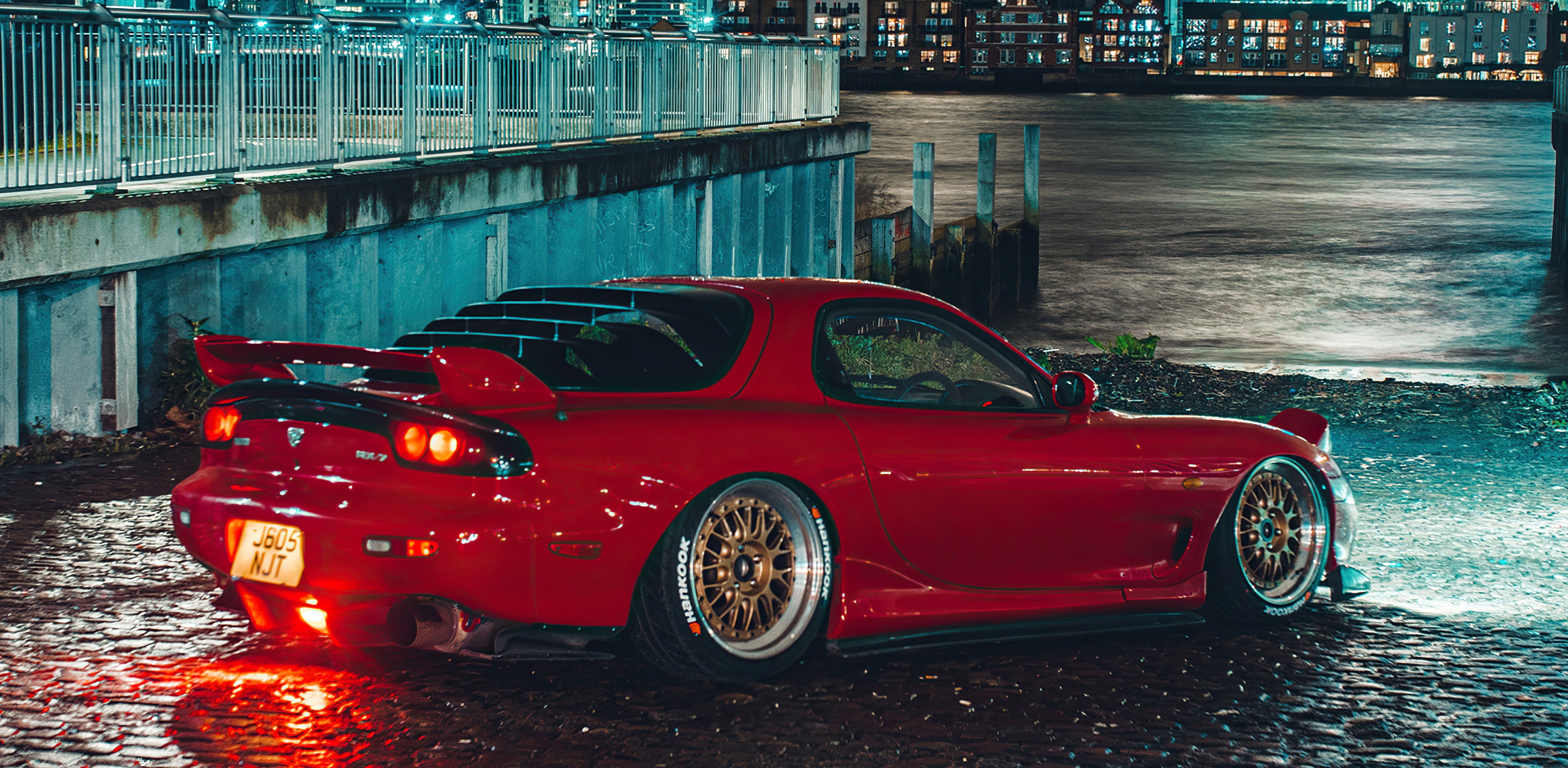 Piros Mazda RX7