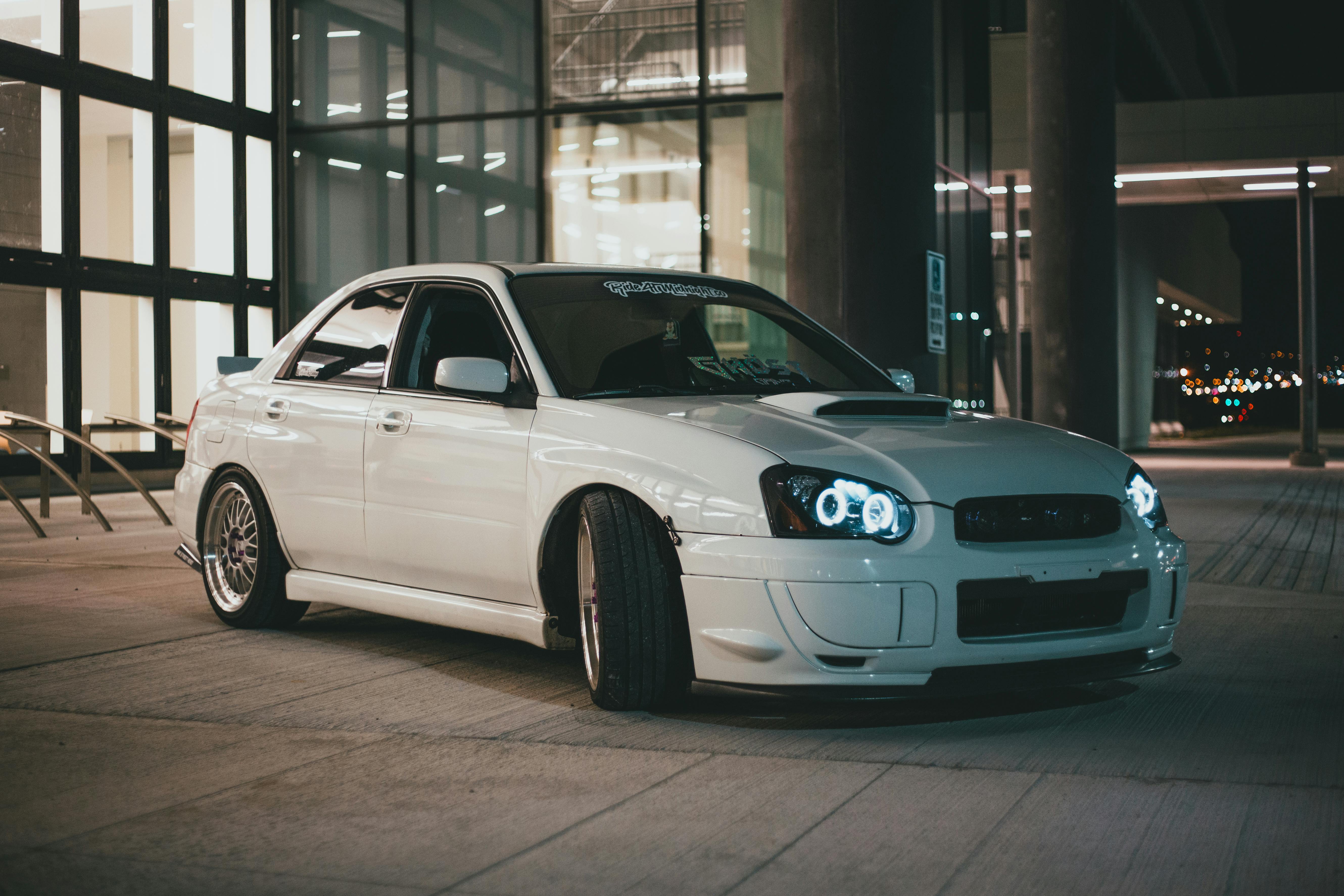 Fehér Subaru Impreza WRX