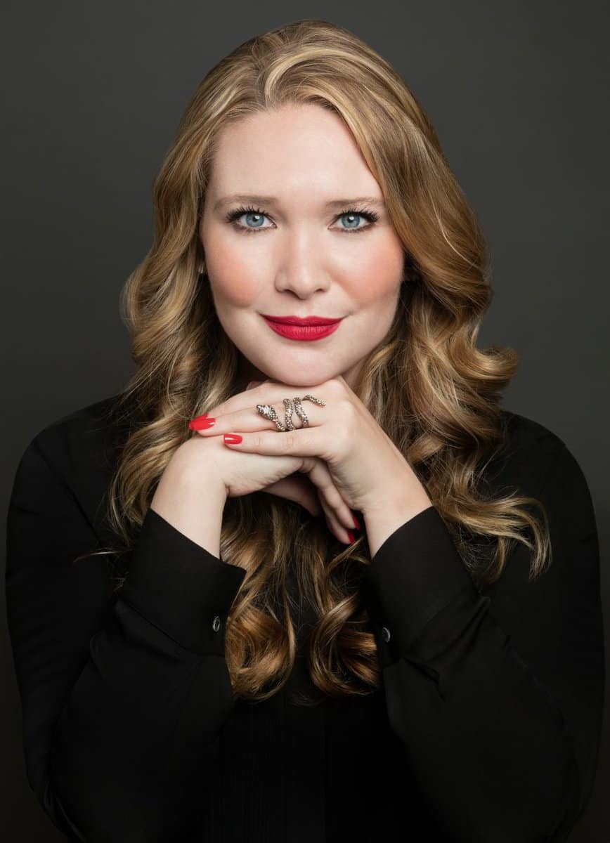Sarah J. Maas portréja