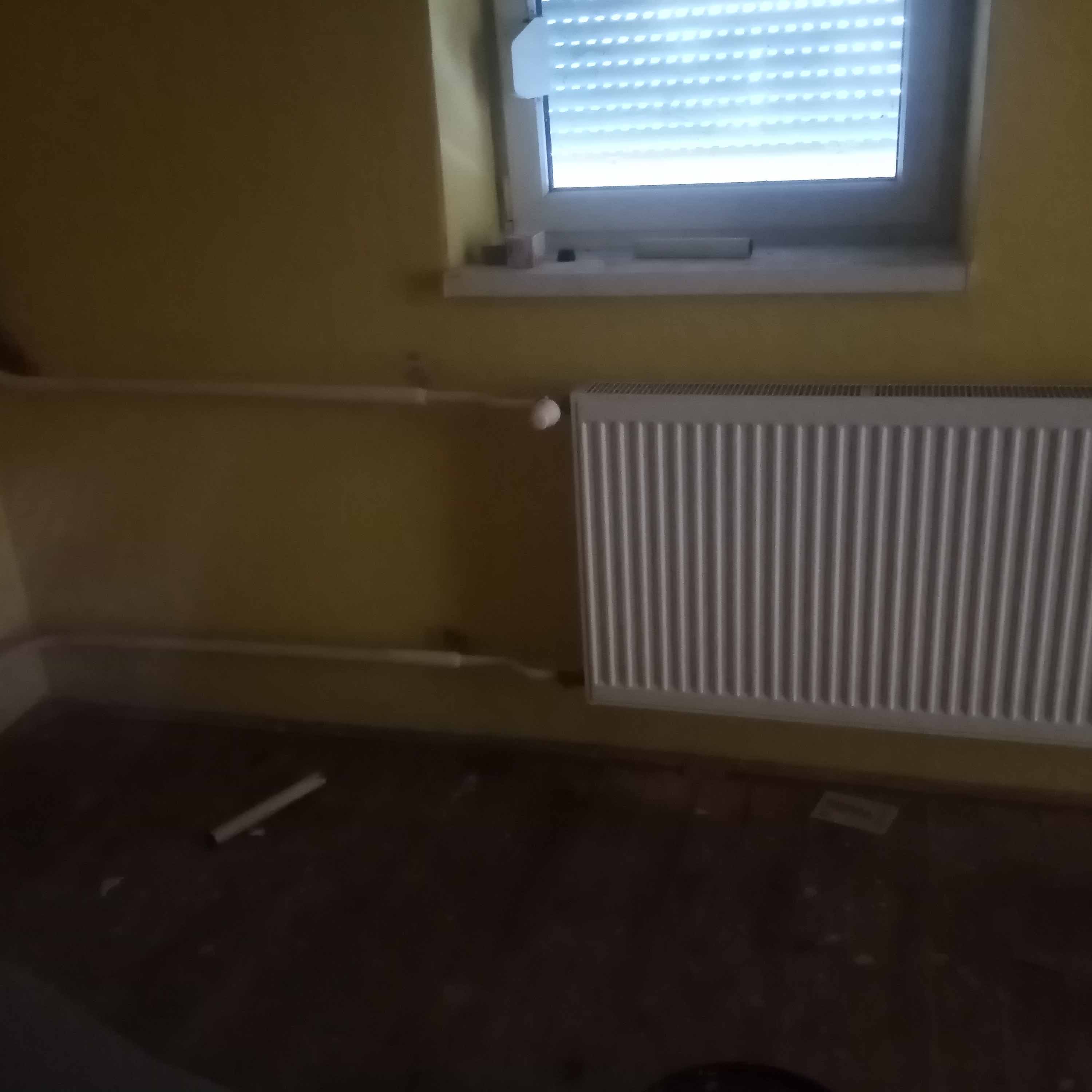 Új radiátor bekötése meglévő helyre, látható csövek