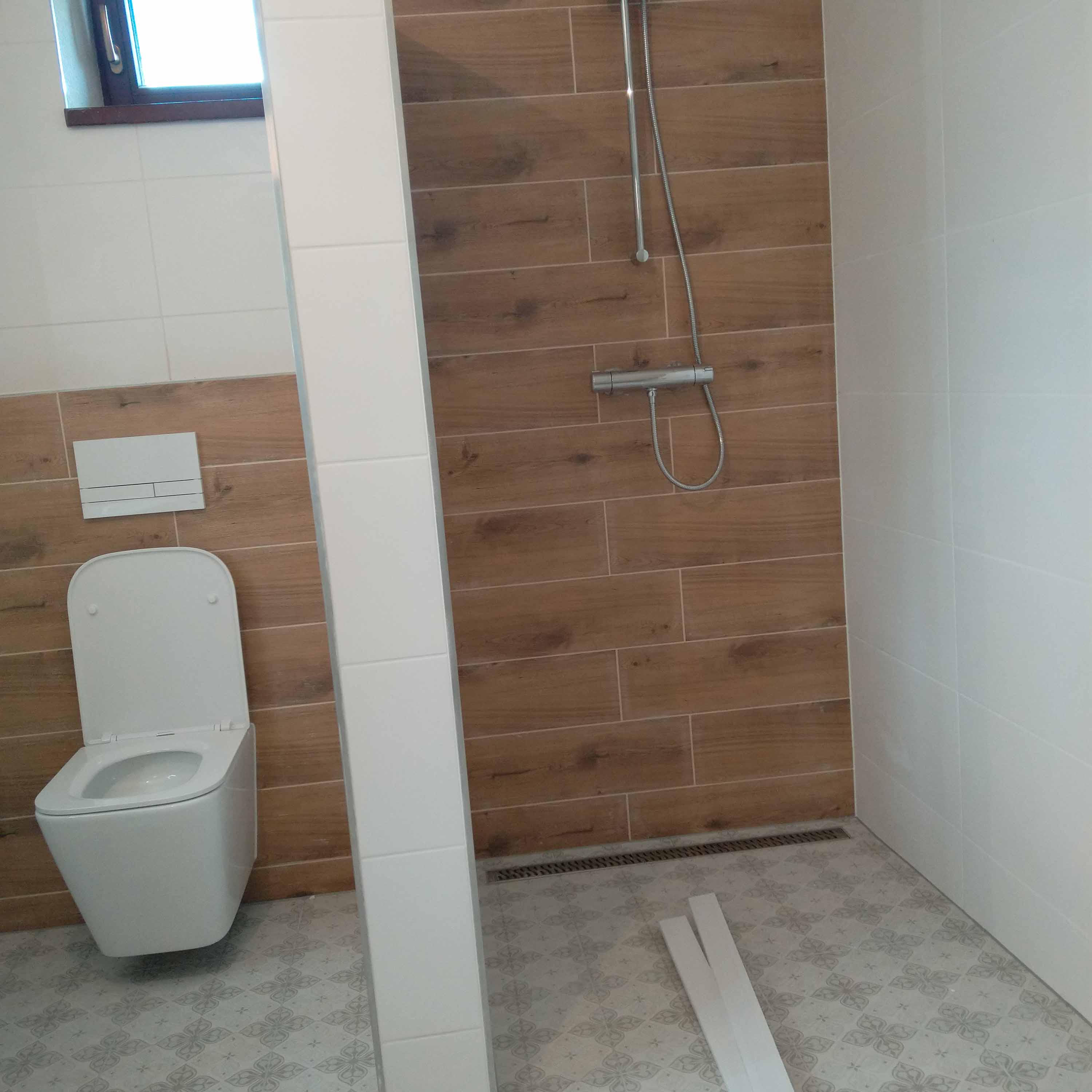 Beépített nyitott zuhanyzó, és modern WC