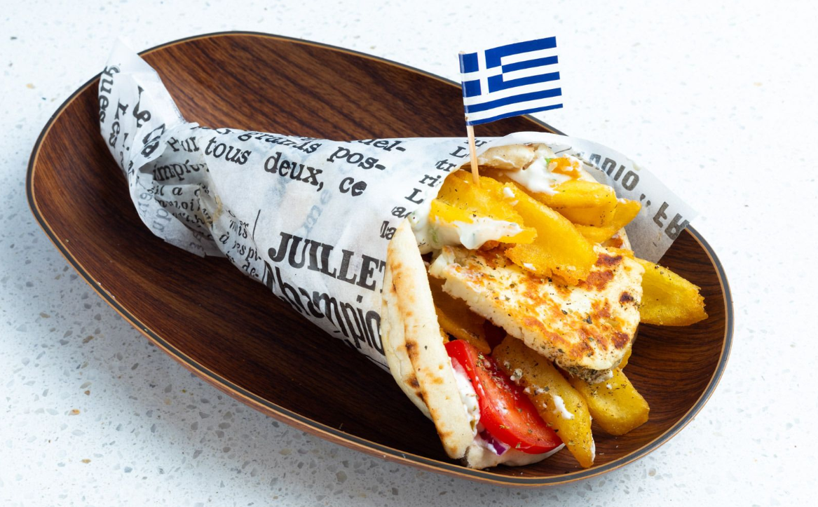 Egy gyros a tzatzikiből, van benne sültburgonya