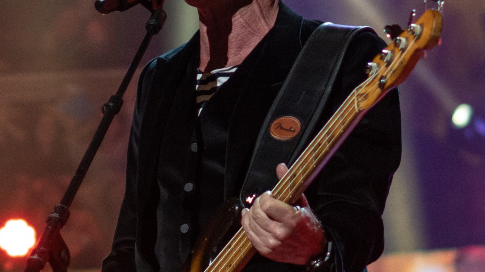 Sting 2024-ben, basszusgitárral a kezében