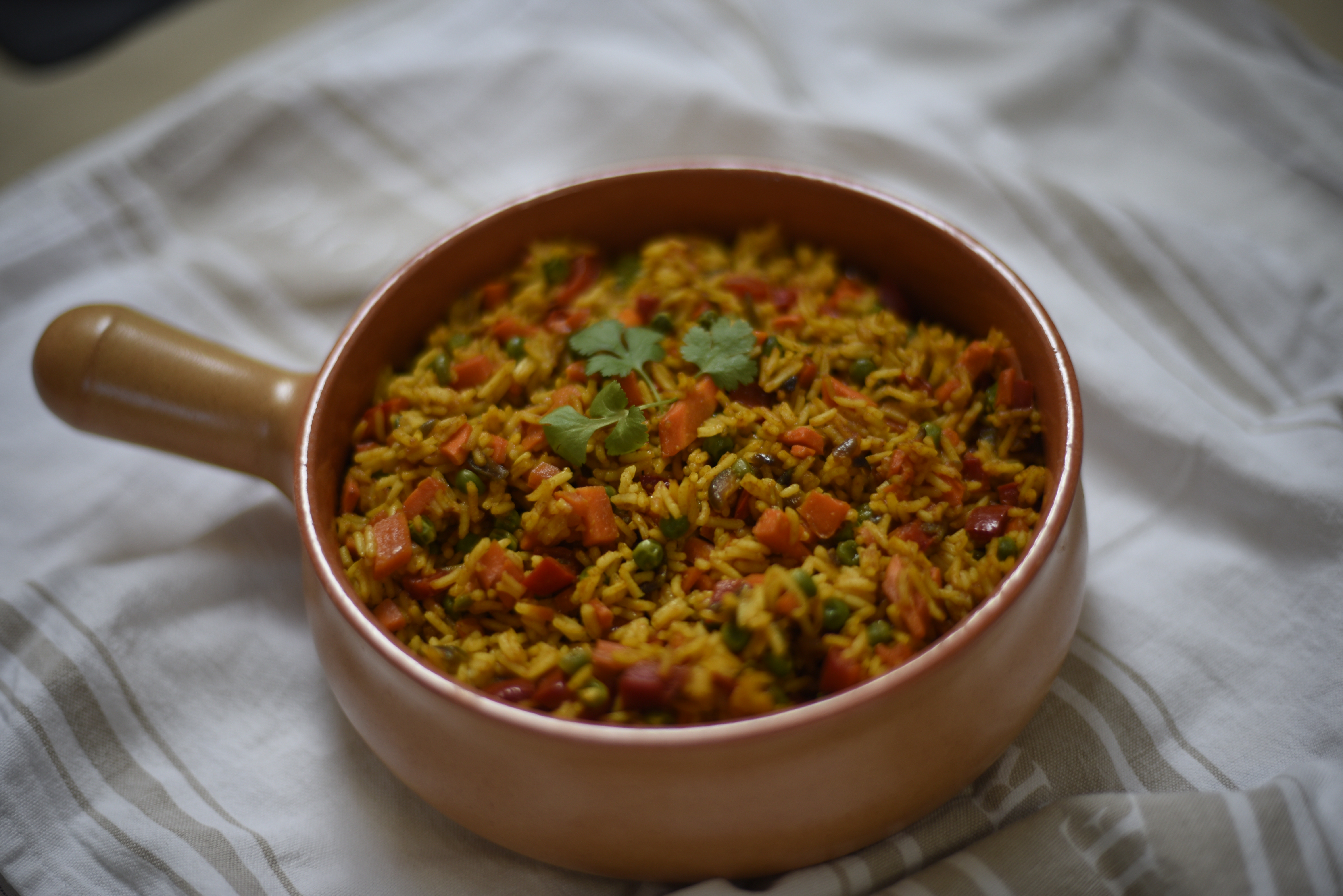 Paella egy kerámiatálban
