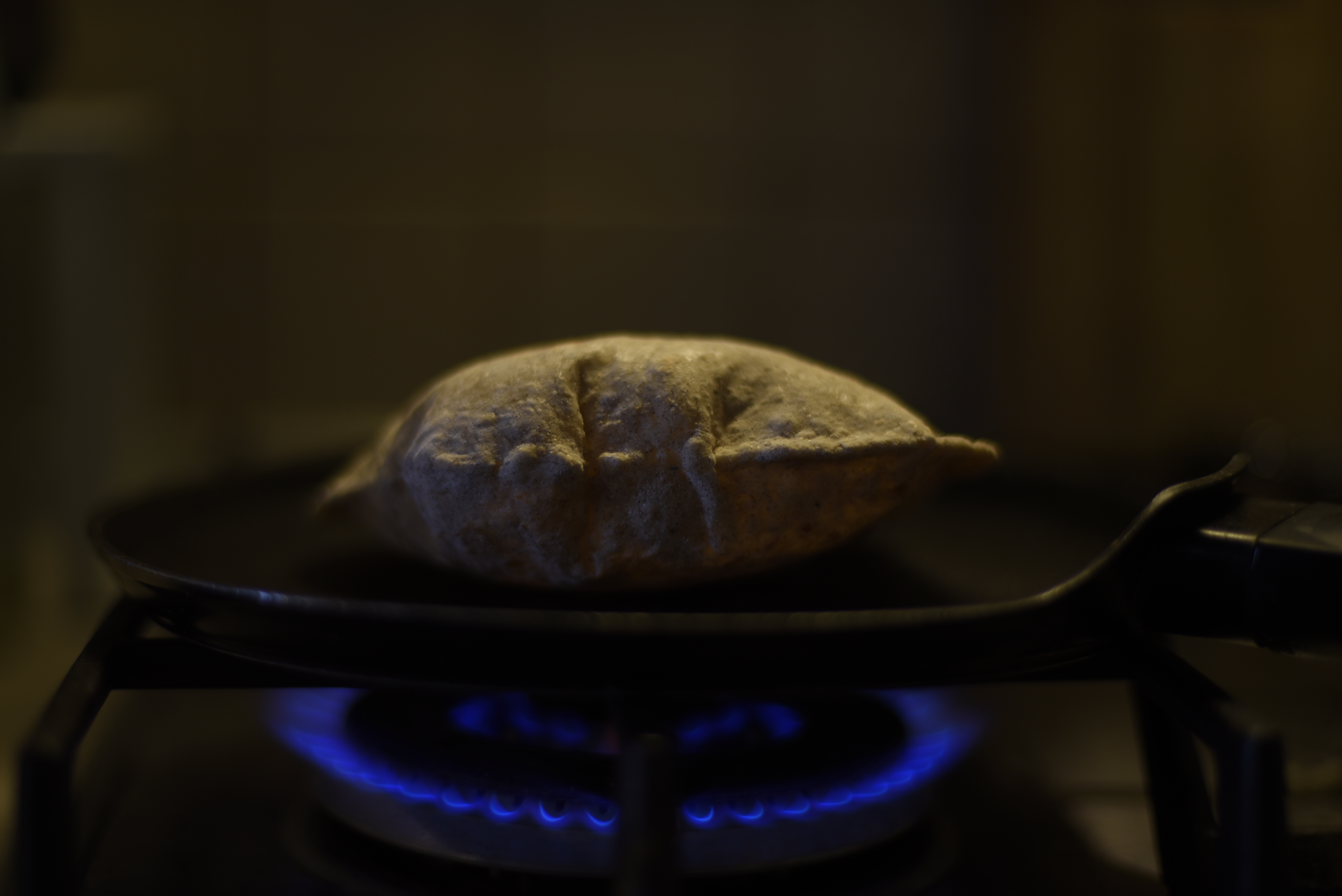 Egy serpenyőben gluténmentes és vegán pita sül éppen