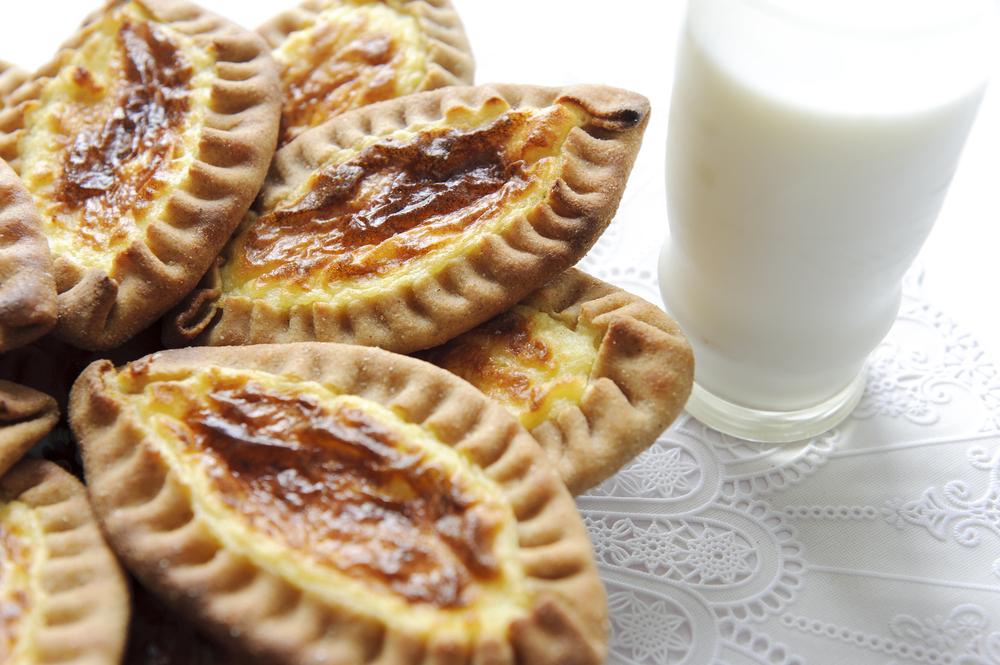 Kis vajas sütemények egy pohár tej melett