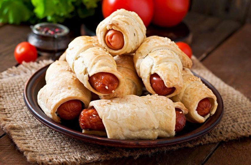 Egy tányér virslis kifli, különböző magokkal megszórva