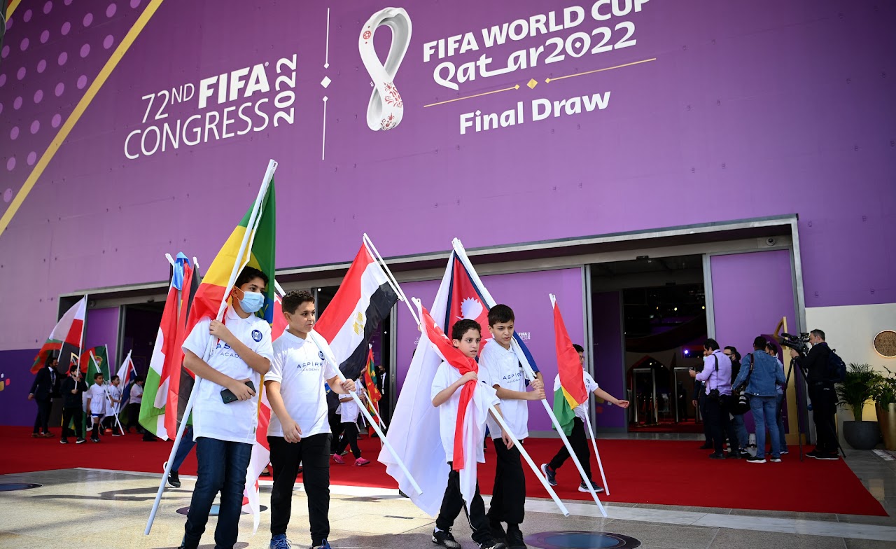 Zászlóvivő gyerekek a fifa kongresszus terme előtt