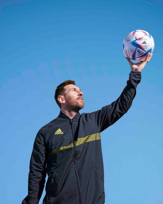 Messi a meccslabdával a kezében feltartva az ég felé