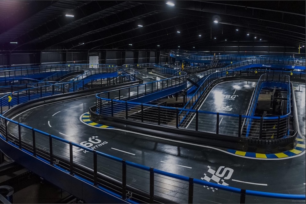 Gokart versenypálya teljes egészében, védőkorlátokkal
