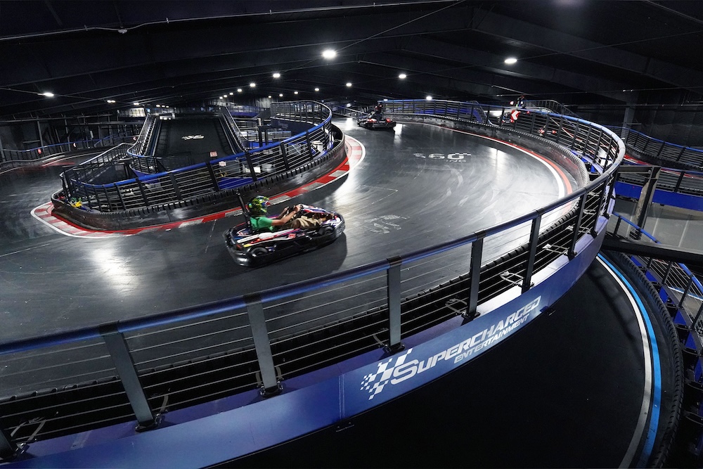 Gokart versenypálya hátsó szakasza éles kanyarral és biztonsági korlátokkal