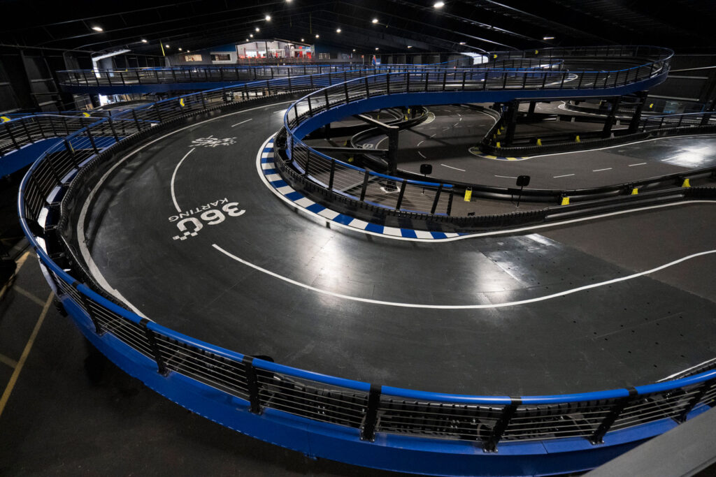Gokart versenypálya egy lejtős szakasza, éles kanyarral