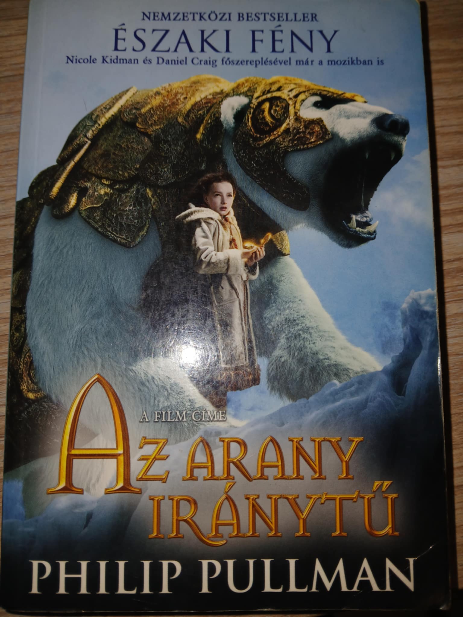 Az északi fény kötet filmes borítóval ellátott magyar nyelvű kiadása