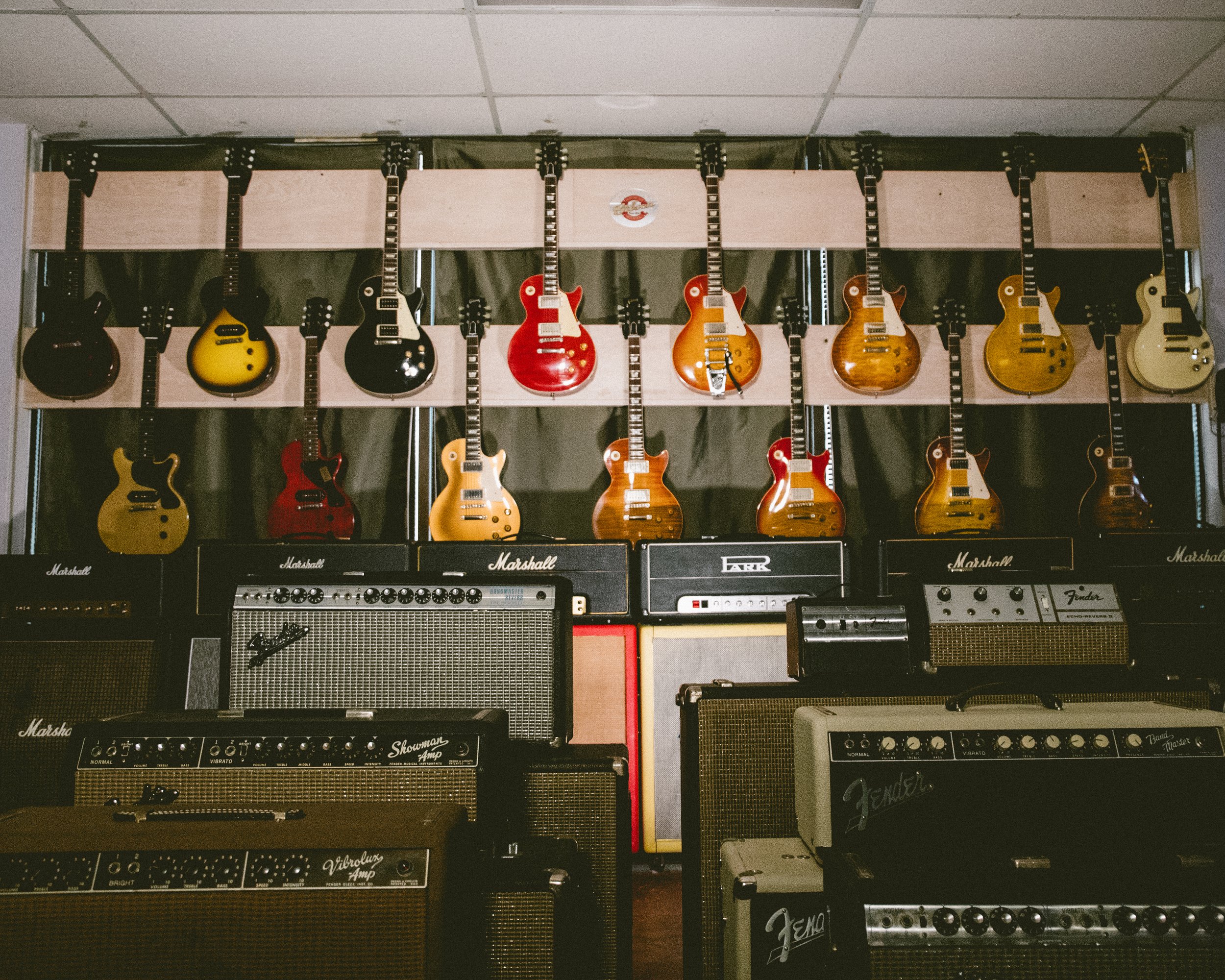 Brookey Guitars üzlet belső tere