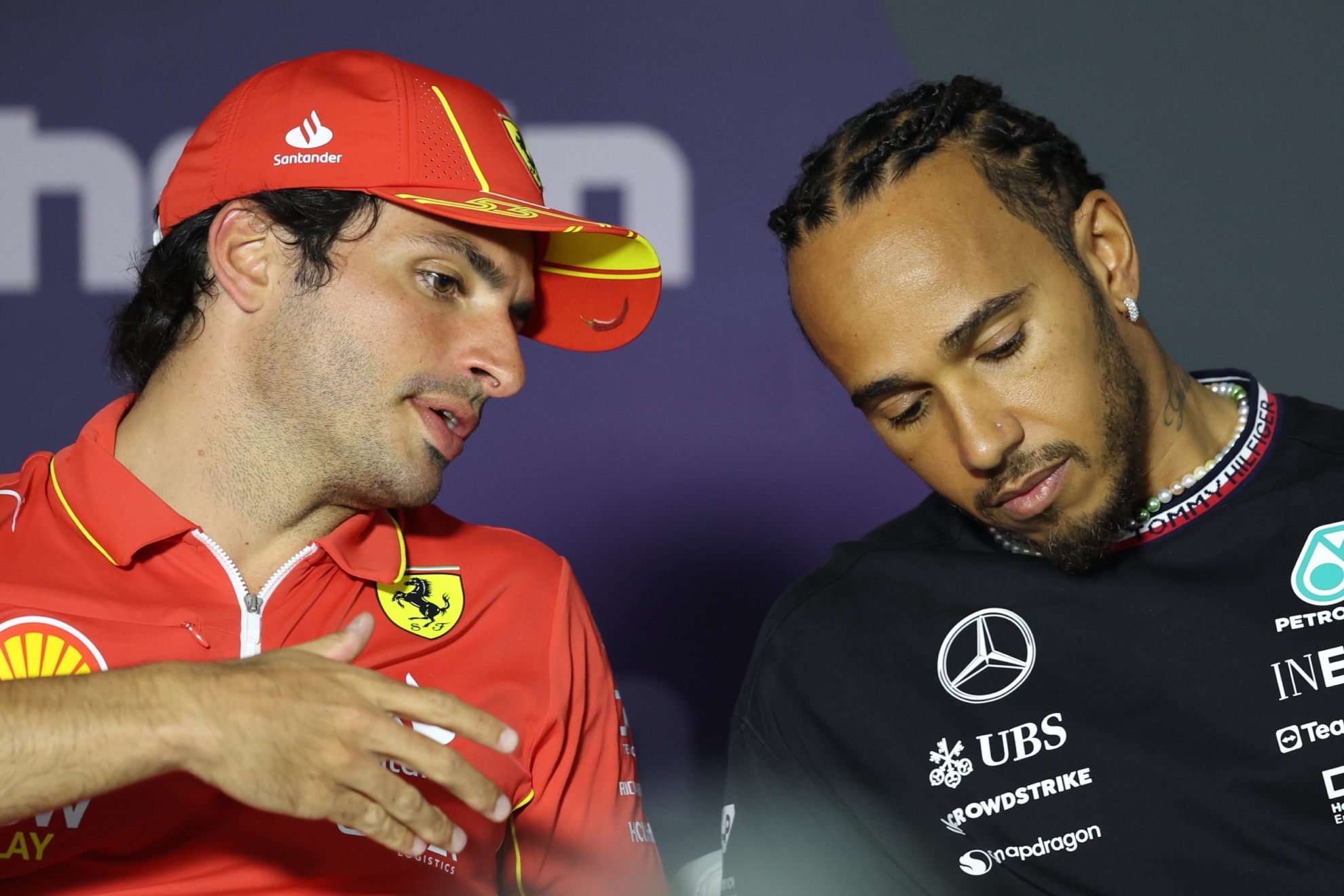 Sainz és Hamilton