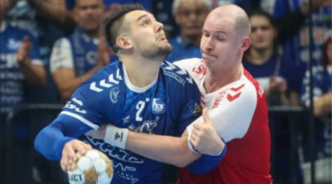Az egyik játékost éppen megállítják a képen