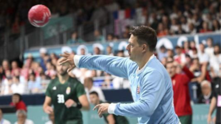 Az egyik csapat kapusa éppen dobja ki a labdát