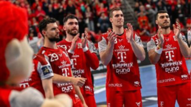 Veszprém játékosok tapsolnak egy mérkőzés után