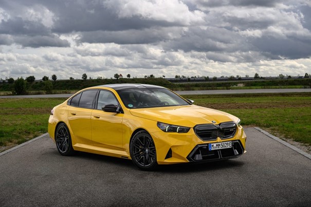 BMW M5 CS sportautó elölnézete