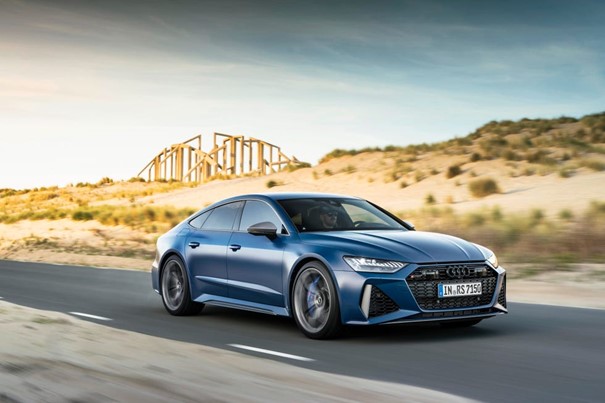 Audi RS7 Sportback, piros színű sportautó oldalnézetből