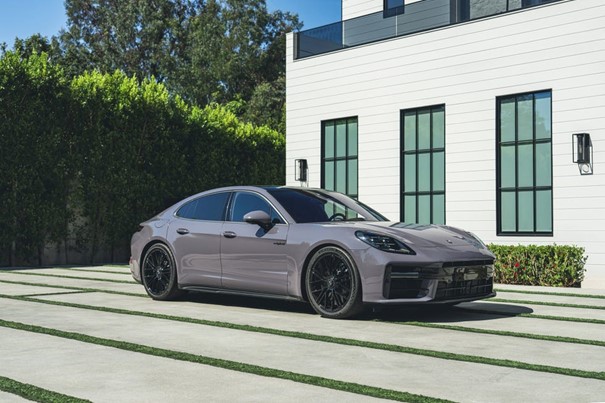 Porsche Panamera Turbo S, ezüst színben, dinamikus állóképen