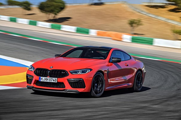 BMW M8 Competition, fekete sportkupé oldalnézetből