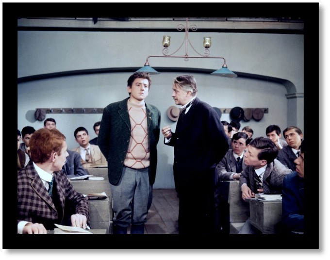 A film egyik jelenete - Novák Antal és diákjai egy tanteremben