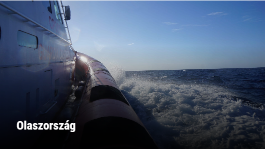 Segélyhajó oldalfala és hullámok az Adriai-tengeren az olasz partok felé tartva