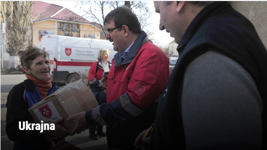 Magyar Máltai önkéntesek adománydobozokat osztanak ki időseknek egy ukrajnai településen
