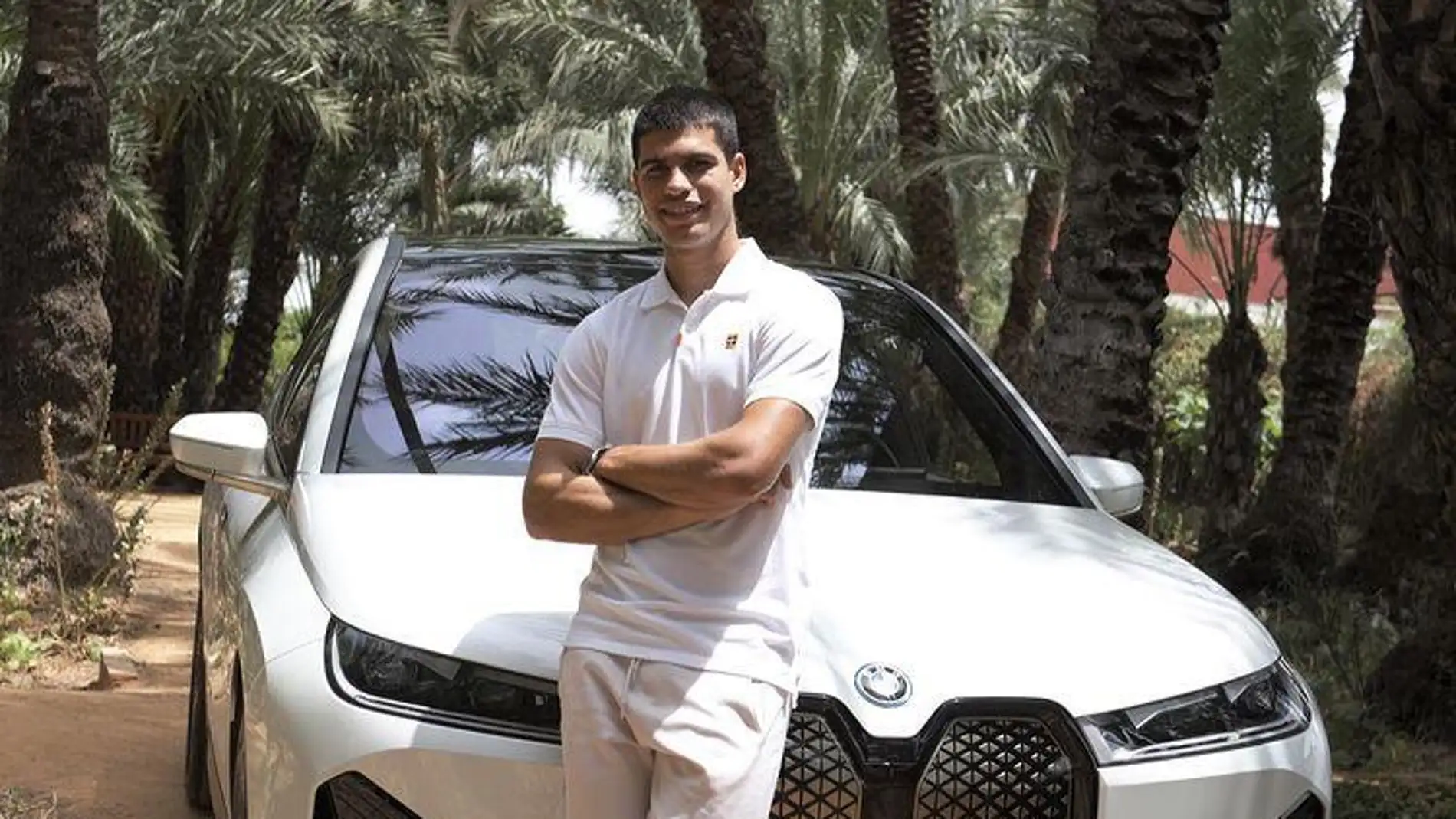 Carlos Alcaraz egy Bmw-vel a háta mögött