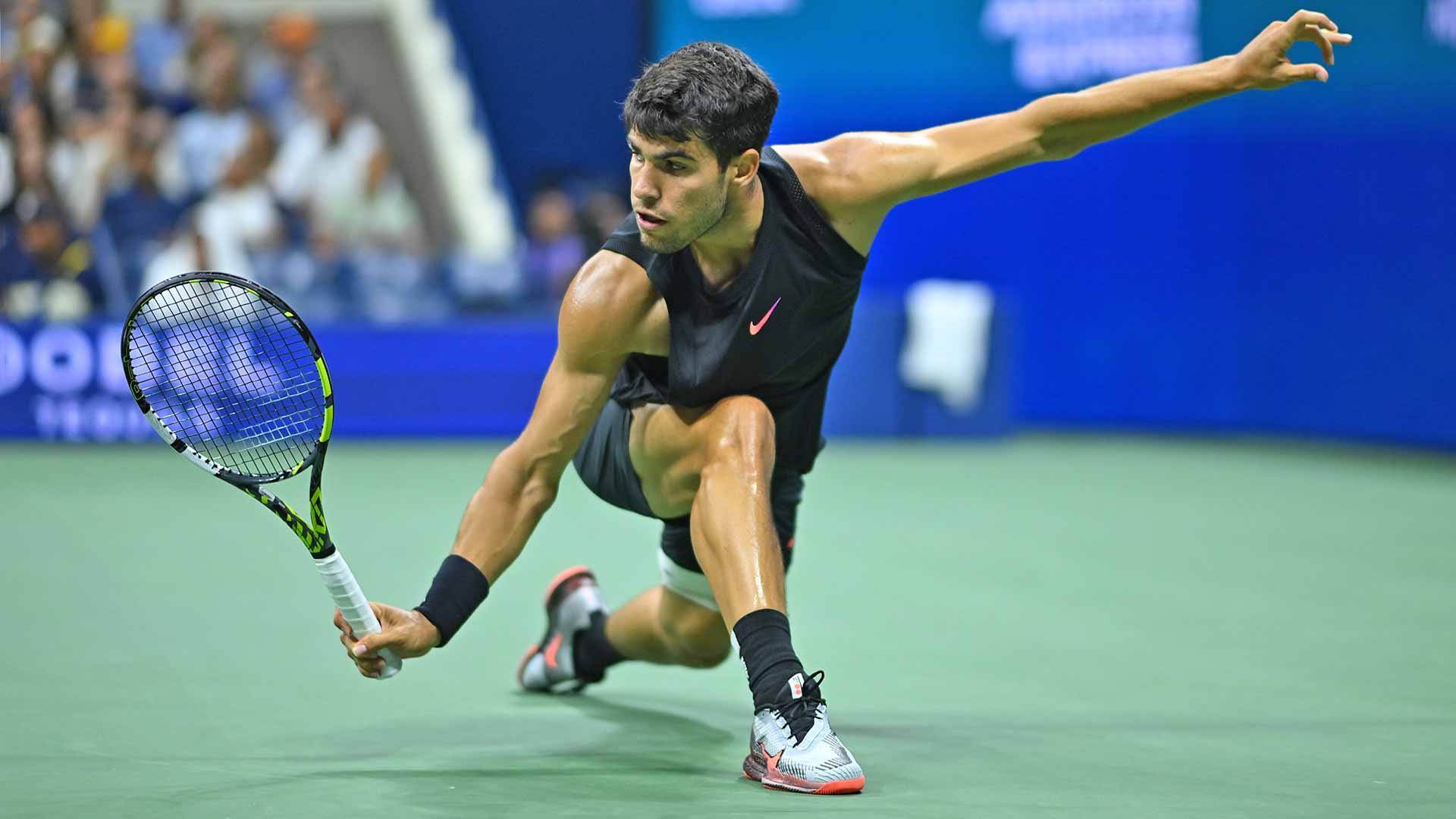 Carlos Alcaraz Nike ruházatban teniszezik