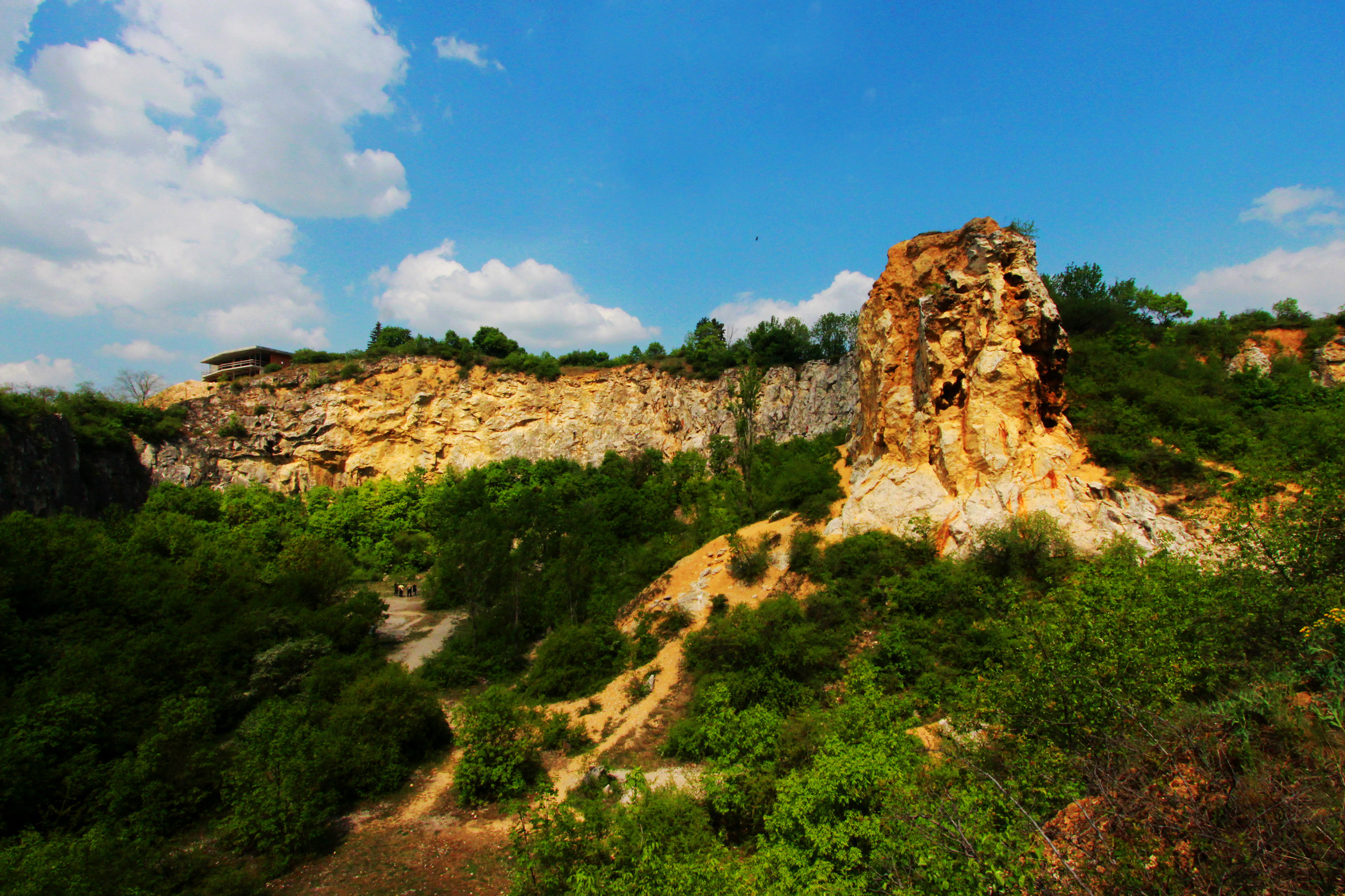 Panoráma a Rókahegyről a hegy és a mászórész bejáratától