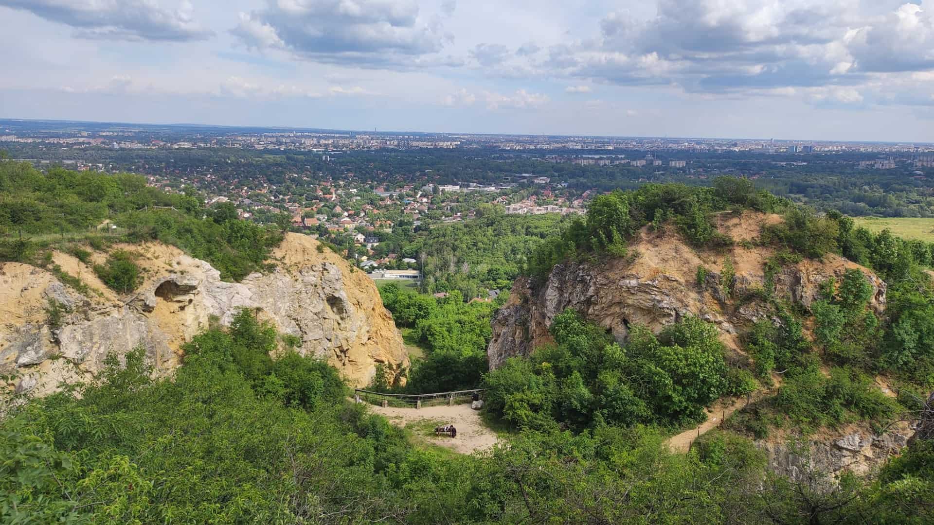 A Rókahegy egy magasabb pontjáról készült panoráma a kilátásról, ahonnan elénk tárulkozik a város