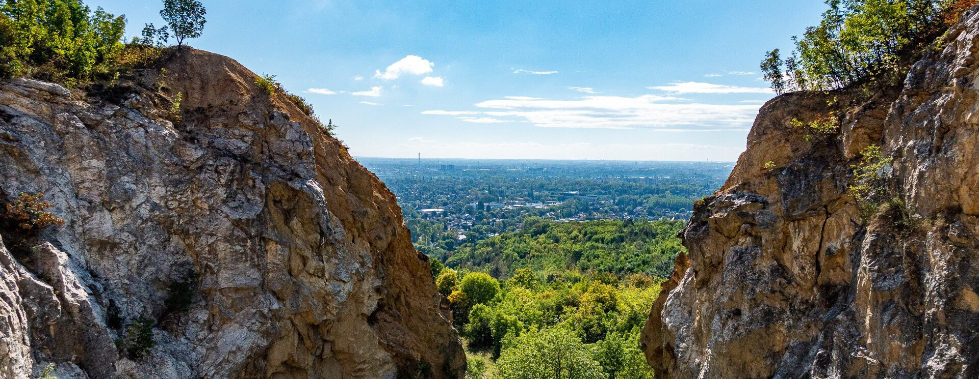 A Rókahegy sziklái közül feltárulkozó gyönyörű panoráma a természetre és a városra