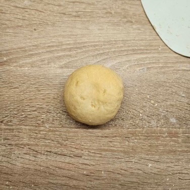 nyújtásra váró tészta