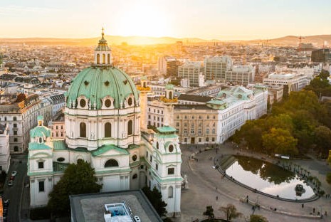 Bécsről látható egy kép, egy templommal és egy tóval.